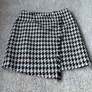 Women’s Insight houndstooth skirt- size 10- black and white.